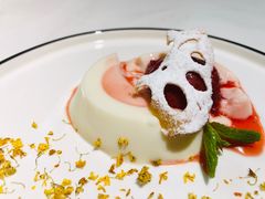 意大利香草奶冻配低温慢煮草莓-K·Kitchen KK牛扒厨房(江南西店)