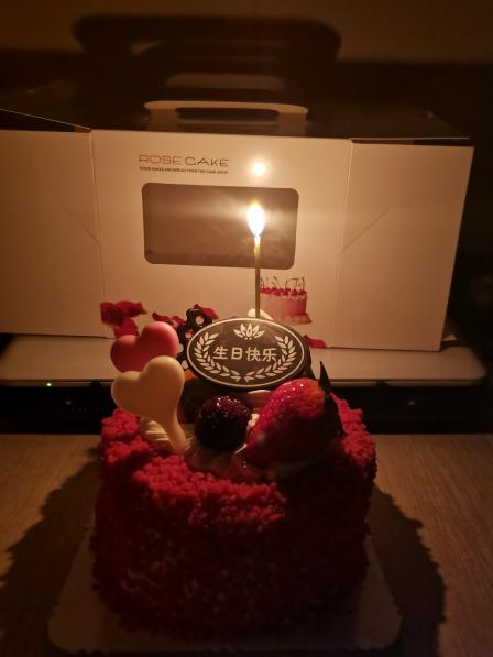0 一个人的生日自己买了个小蛋糕回来,过得也是很开心的.