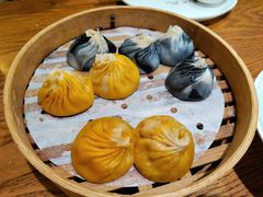 黑松露牛肝菌蟹膏双拼小笼-苏小柳手工点心(人民广场分院)