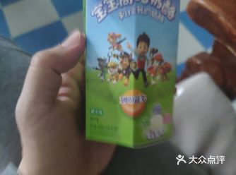 爷爷家马路附近的商店做活动，以前经常买奶，疫情期间也