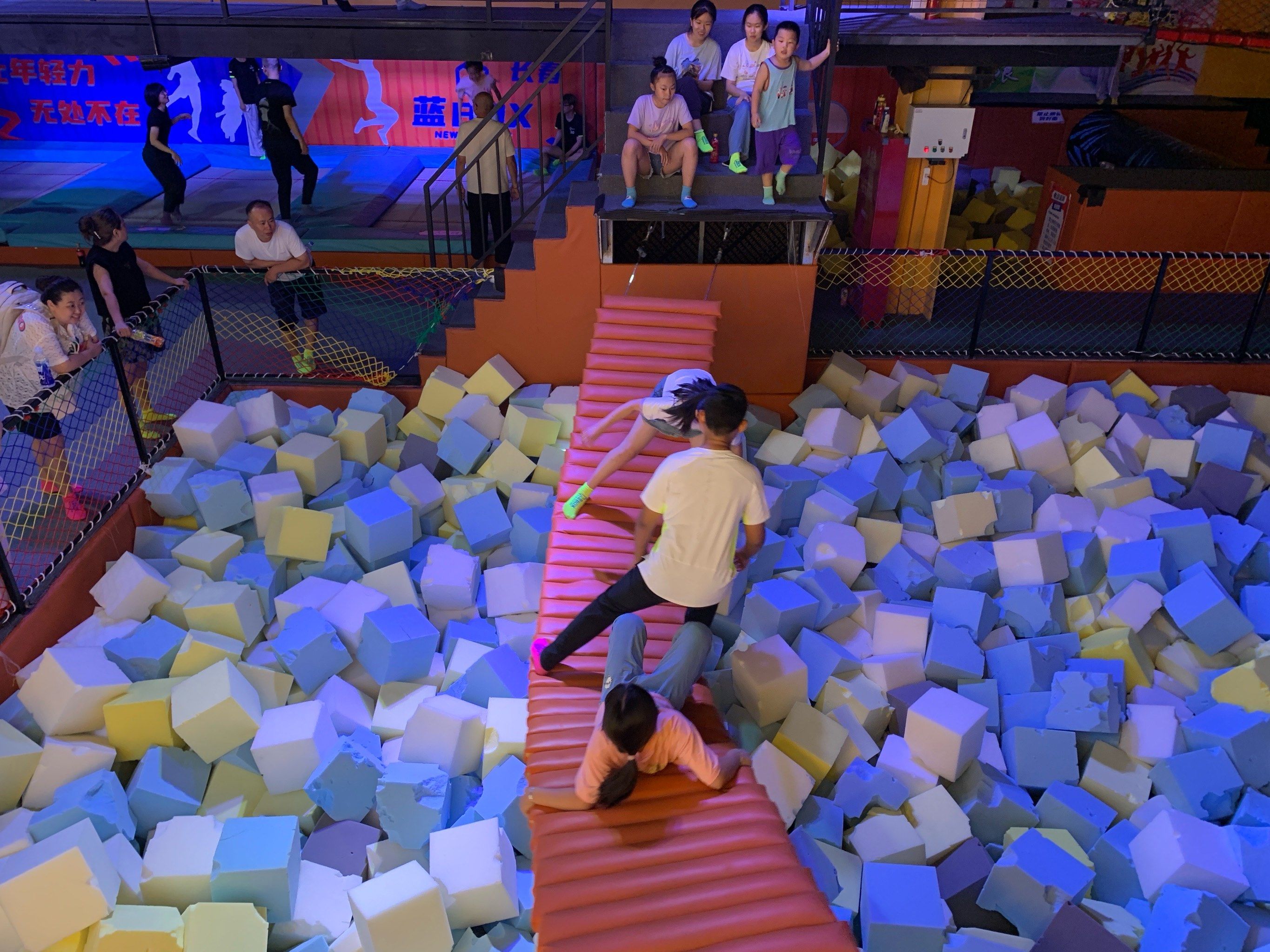 室内蹦床公园走一波