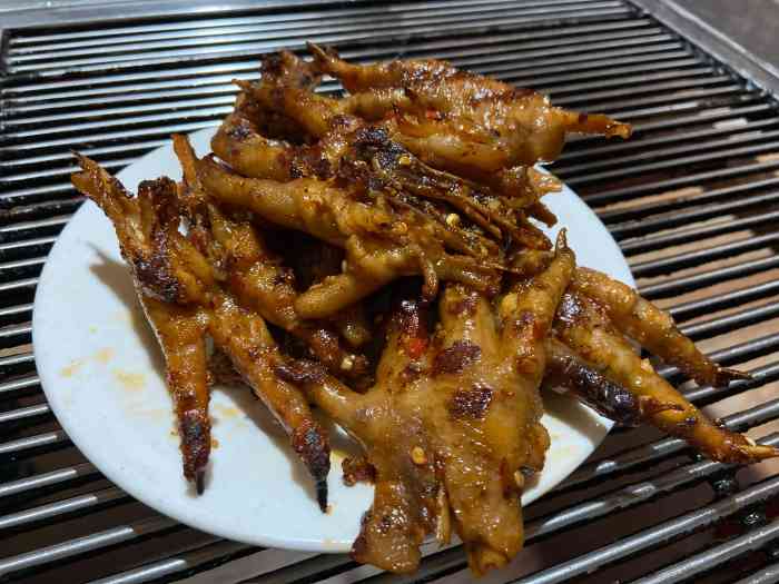 建水兄弟烧烤鸡脚王-"到香格里拉的第一晚民宿老板就很烦,一个.