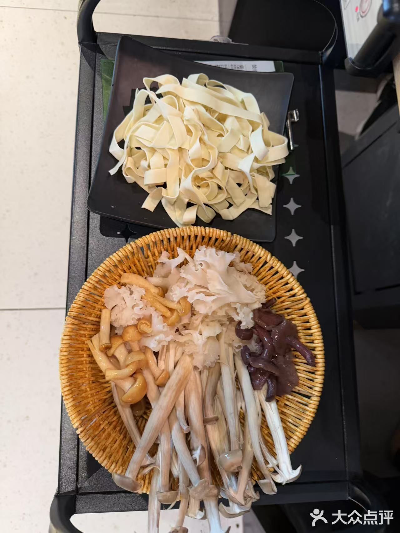 今天的美食日记，酸汤火锅