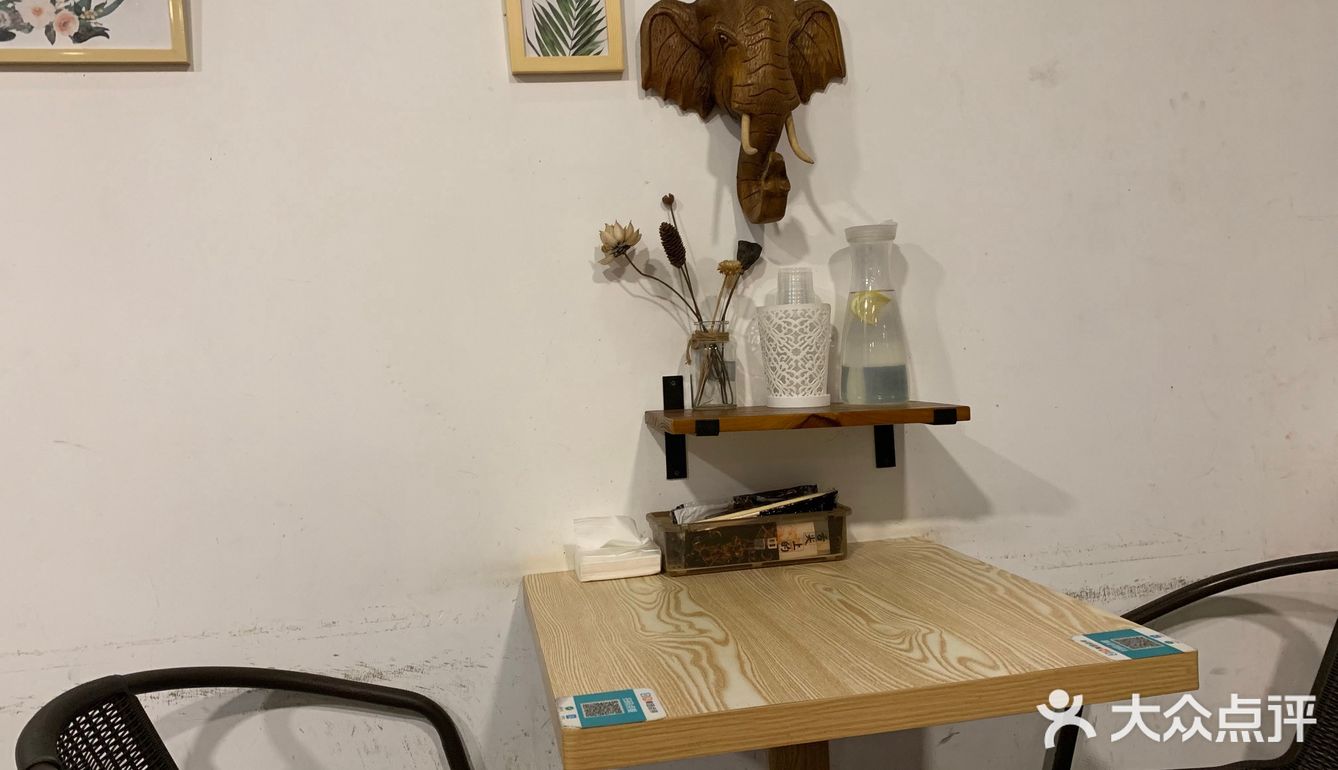 刚来的时候只有我们两个人，后来慢慢越来越多人