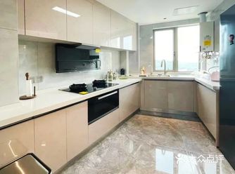 ▲厨房户型自带斜角,沿墙打造吊柜和地柜,节省空间很e