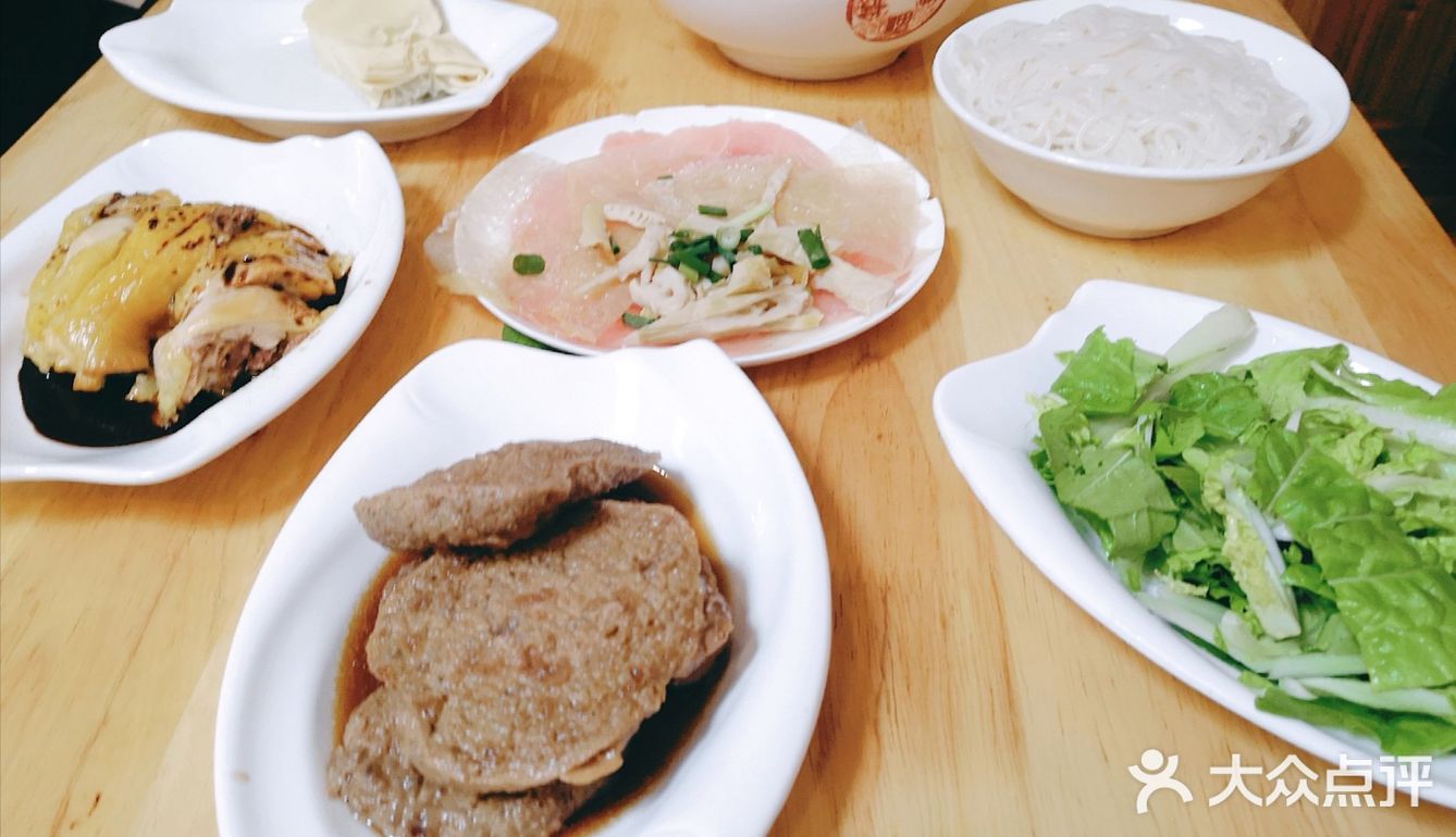 朋友说带我来吃一家超厉害的贵桂林过桥米线