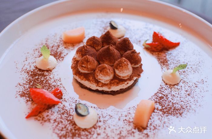 意大利经典提拉米苏配新鲜水果