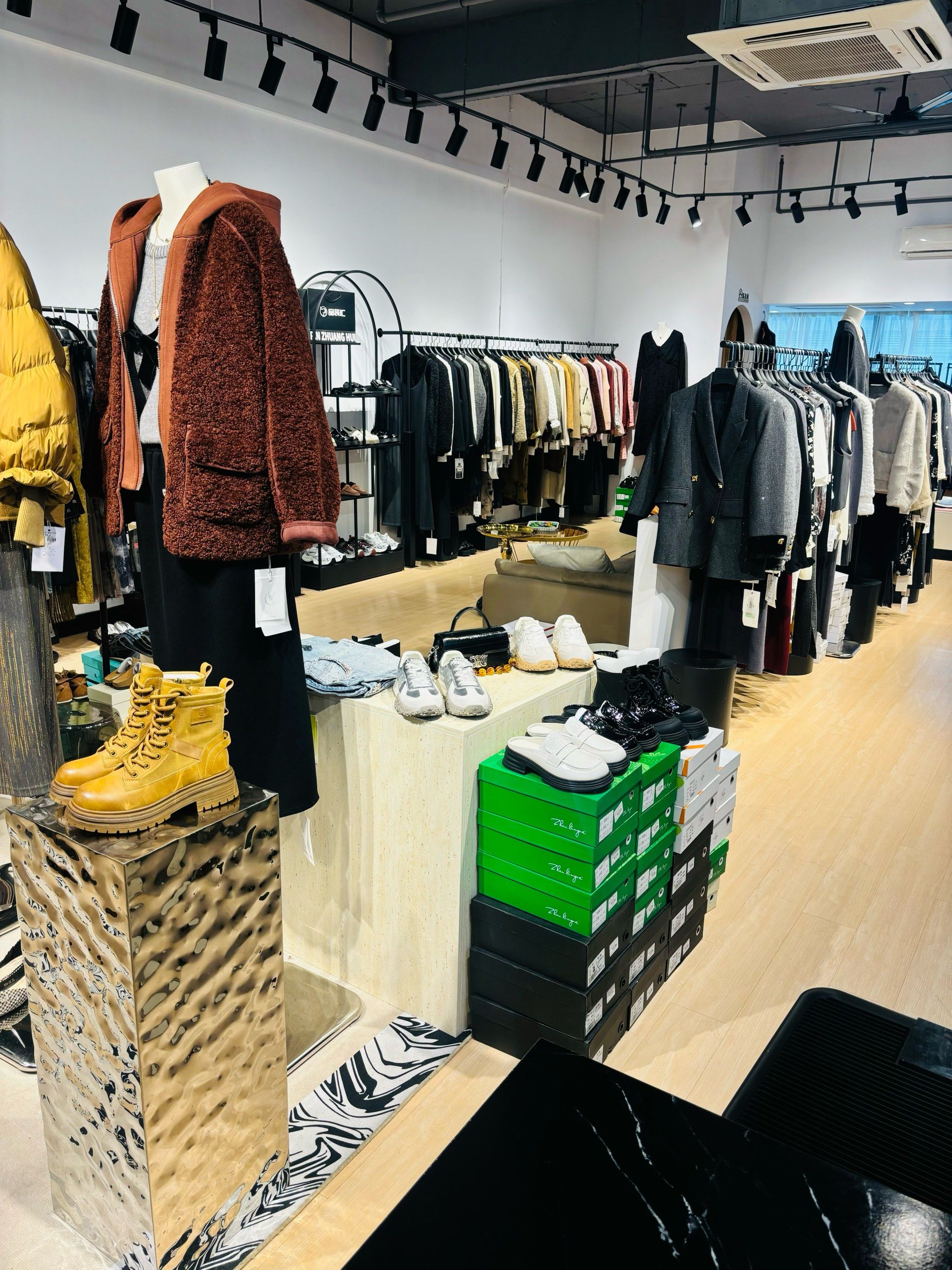 降温了佛山这家大码女装店居然有这么多外套🥰