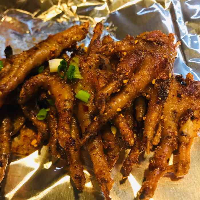 云南建水鸡脚王烧烤-"深夜来访此店 凌晨12点半店里上座率八成.