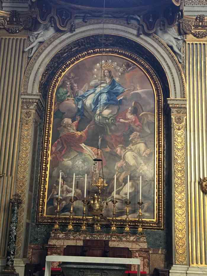 天主圣三教堂-"教堂很醒目,老远就看到了,去的时候正在维.