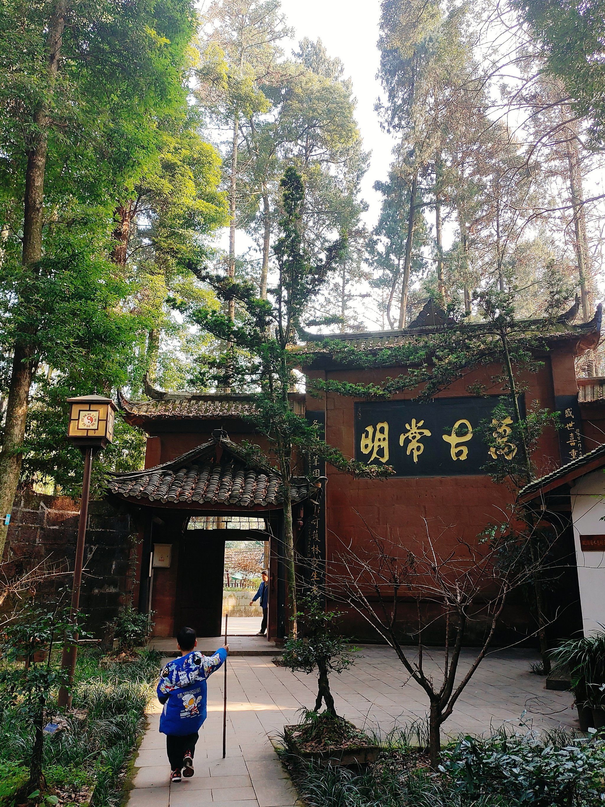 小众徒步: 住进青城山600年道观里