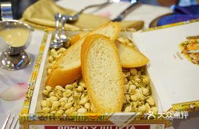 Bread with Tuna and Herb White Sauce