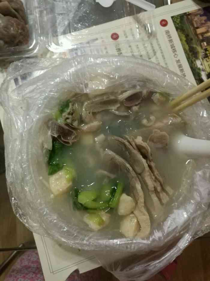 以前的老鸭粉丝汤都只能喝到汤,这家可不同,实实在在的鸭腿肉,又嫩又