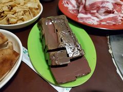 -洞庭洲·防空洞火锅·烧烤·铜锅涮肉(新百广场店)