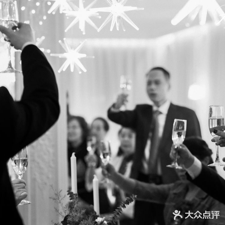 在古特花园迎来了第一场秋季小型婚礼 