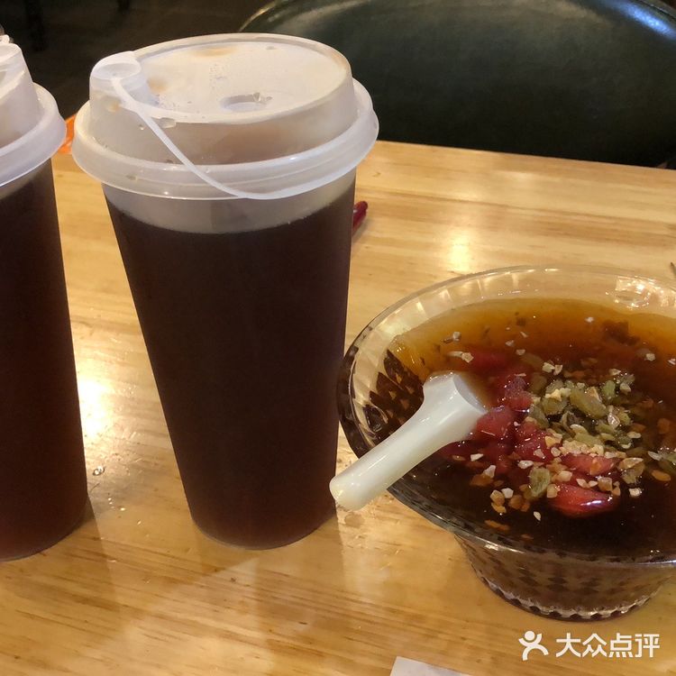夏氏砂锅斜对面，很容易找