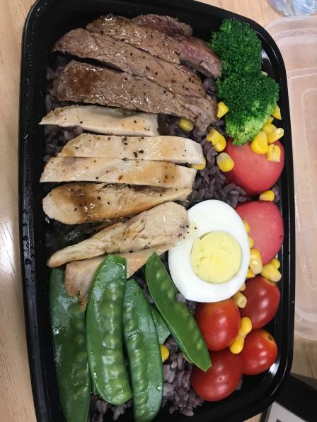 美优轻食(南京西路店)-"外卖叫了他家的牛排鸡肉双拼便当饭是黑米.