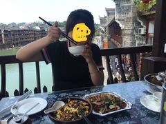 -临江餐馆二楼美食部落