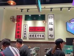 -何妹湿辣牛肉·粤式烧烤砂煲(桂雅路店)