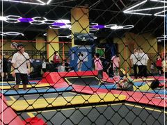 -爱蹦iBOON蹦床运动馆(江汉店)