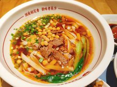 招牌红烧牛肉米粉-呷佬·长沙手工米粉(金沙江路店)