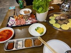 厚切猪肉-·缸桶屋·韩式牛肋条自助烤肉(西湖D11店)