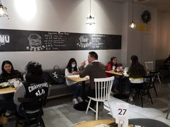 用餐区-HELLO 27 意面·沙拉·帕尼尼