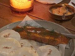 烟熏三文鱼配烤饺子皮和芥末籽酱-BOR Eatery(安福路店)