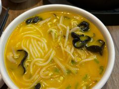 金汤酸辣酥肉米线-云海肴·汽锅鸡·云南菜(广安门天虹店)