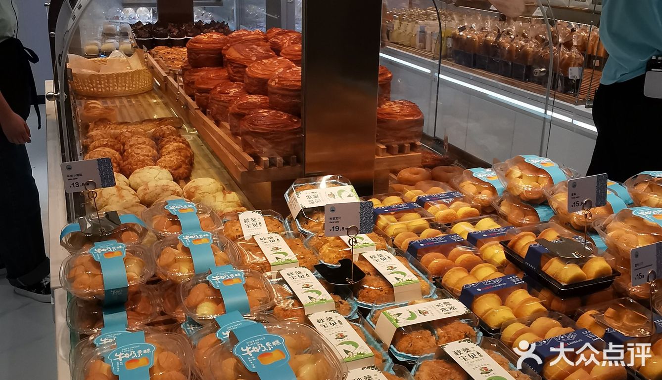 家楼底下新开了一家面包店