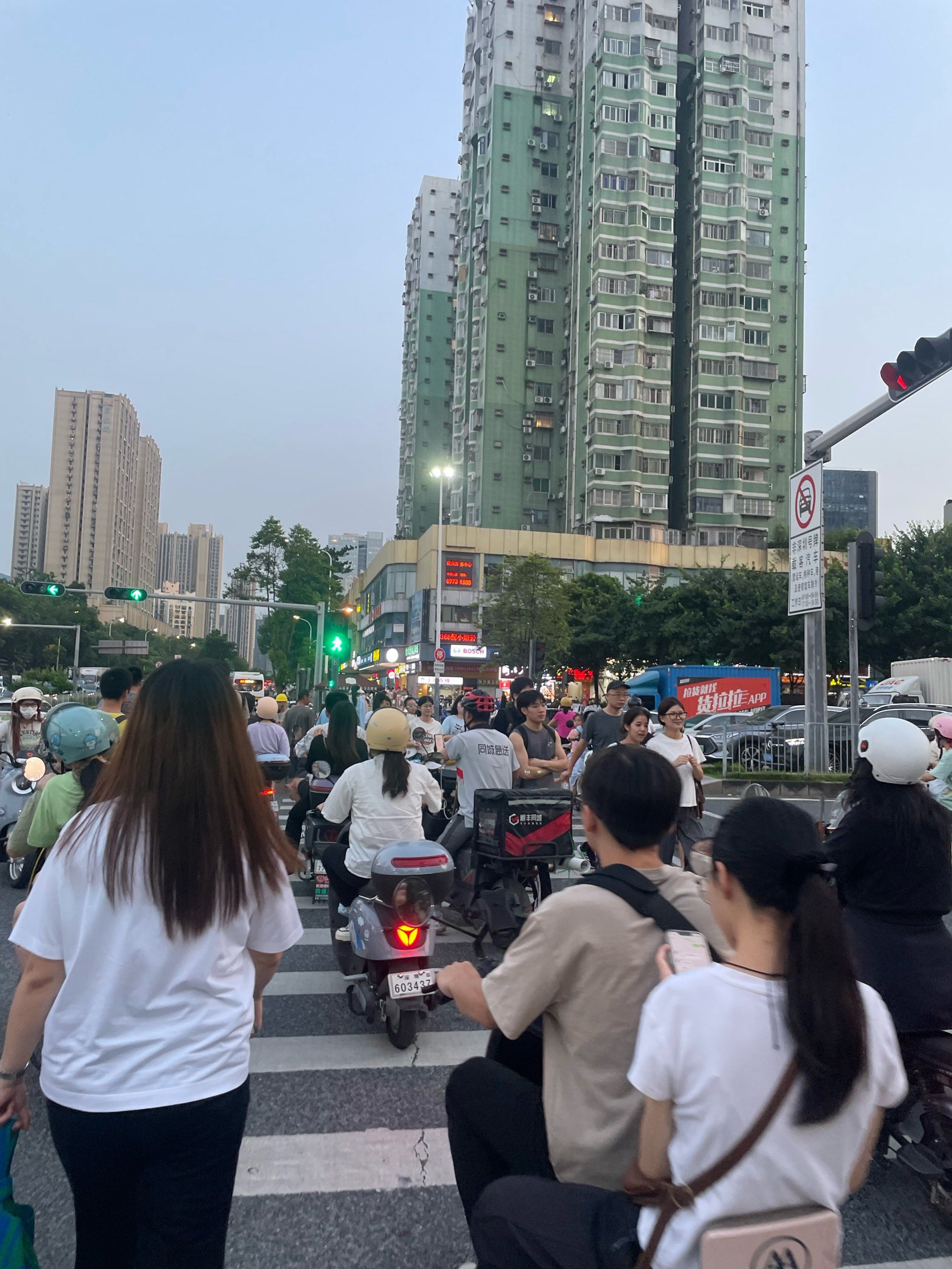 十字路口电动车大军