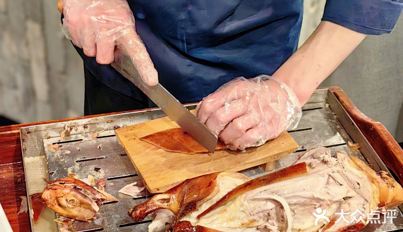 来这家餐厅一定要点这个烤鸭