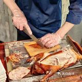 来这家餐厅一定要点这个烤鸭