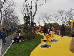 -奕欧来上海购物村停车场