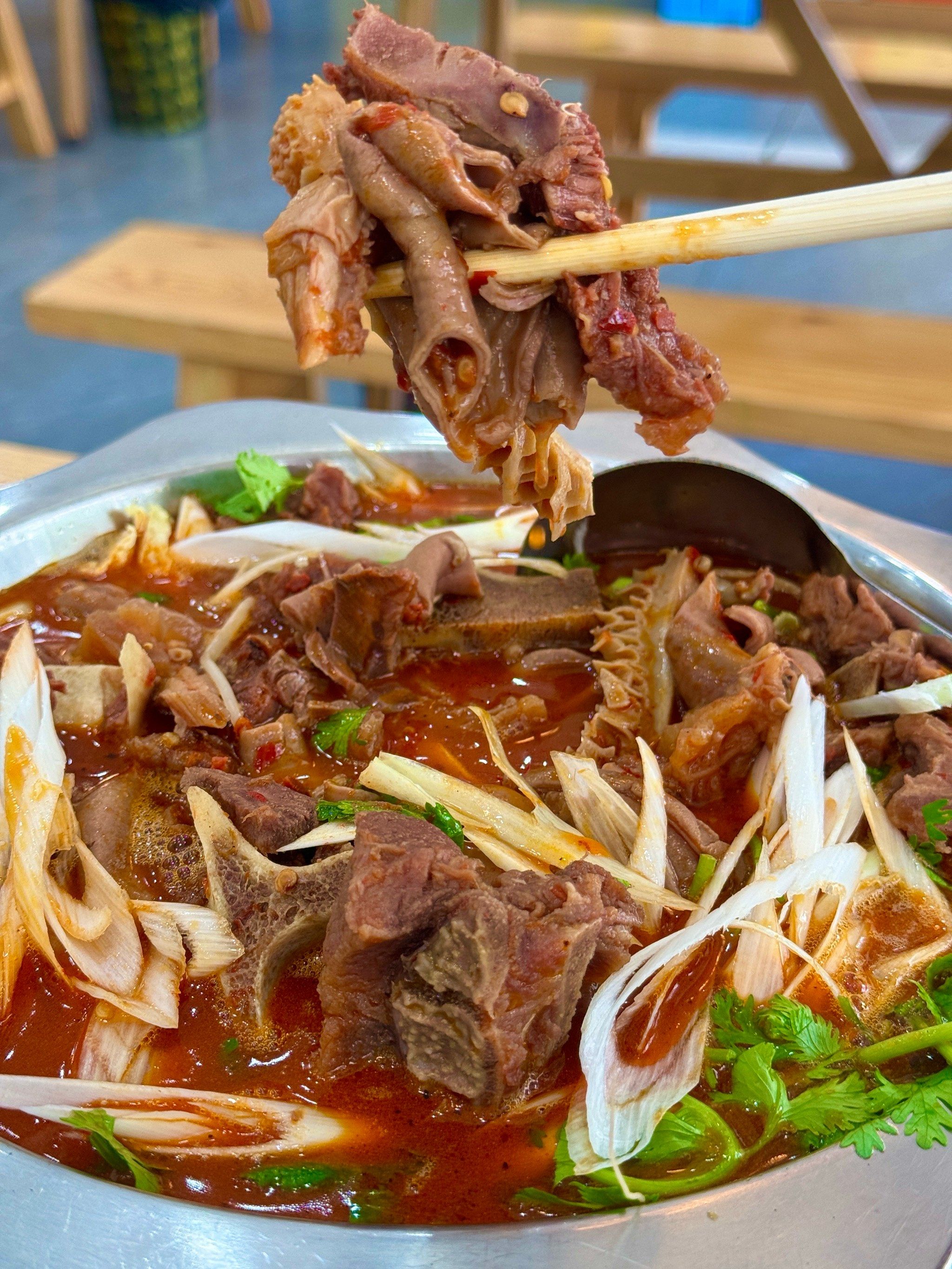 把我越吃越饿的牛骨头火锅,妈呀!