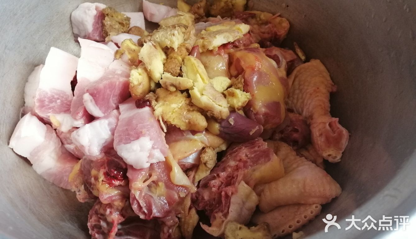 煮鸡酒前最好把鸡肉生炒一下，然后再拿去炖