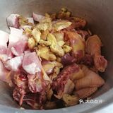 煮鸡酒前最好把鸡肉生炒一下，然后再拿去炖