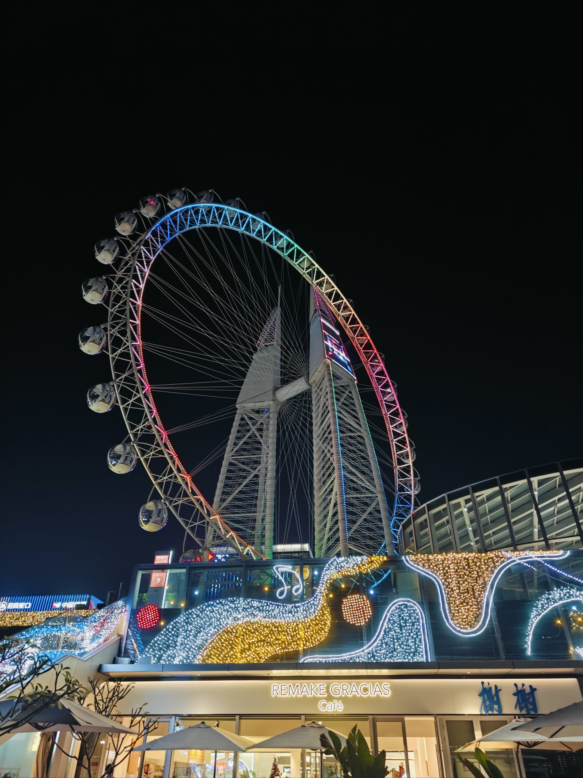 欣赏夜晚不一样的摩天轮