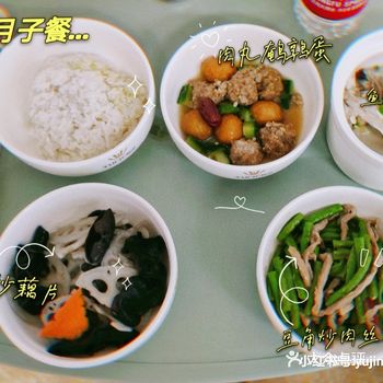 中餐： 肉丸鹌鹑蛋+豆角炒肉丝+木耳炒藕片+鱼头豆腐