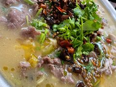 酸菜牛肉拼田鸡-胖胖板凳面