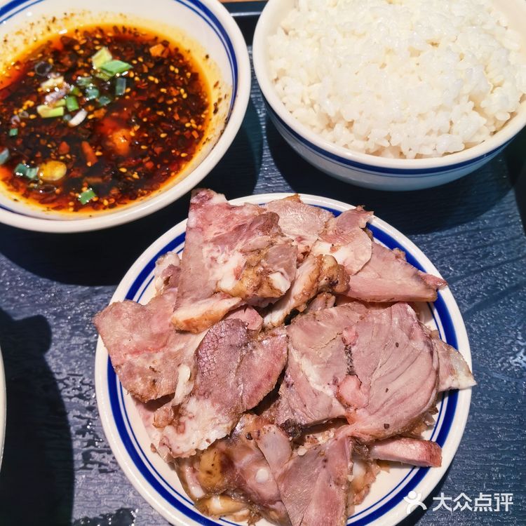 解放碑协信星光背后的一家宝藏午餐店，软糯滑嫩的蹄花！