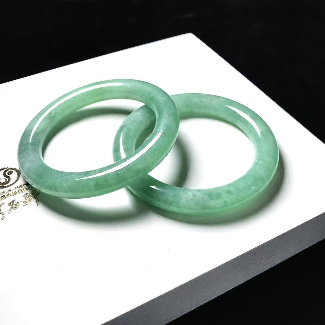 绕腕双跳脱.
以对镯相赠