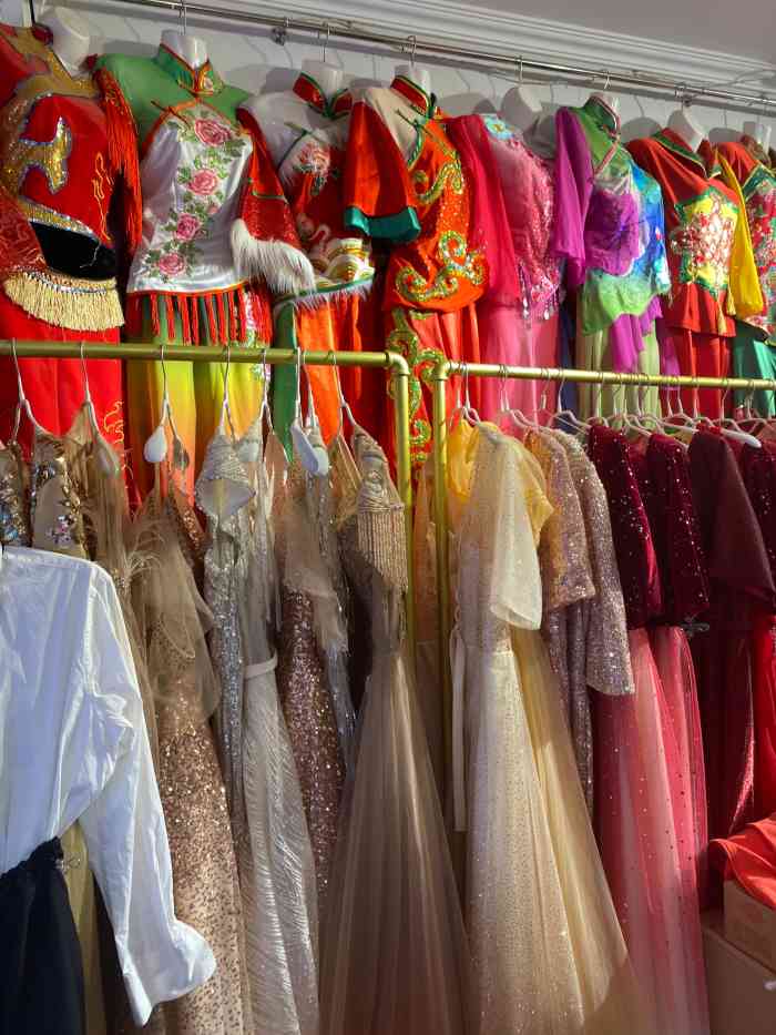 孔雀王朝演出服饰-"95服装很多,服务也好,能找到满意的服装.