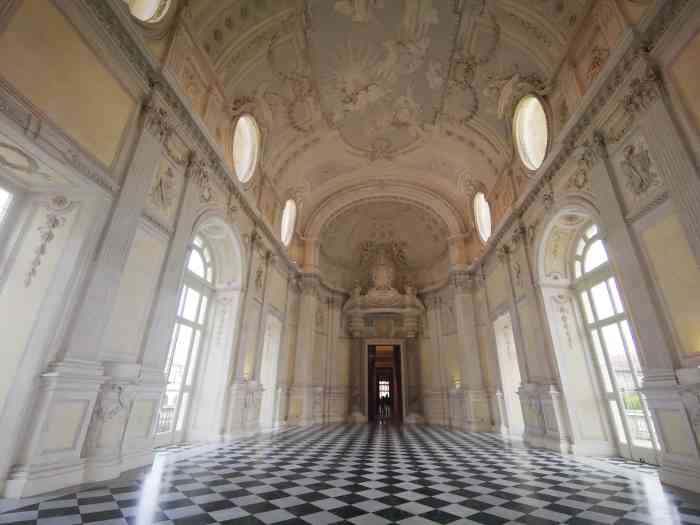 维纳利亚皇宫-"位置就在都灵附近.一小时不到的车程.这个.