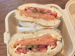 烟熏三文鱼贝果-HOLY BAGEL(苏河店)