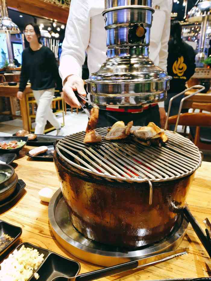 名炉火吧木炭烤肉-"[薄荷]环境:环境很不错鸭 木质的桌椅.