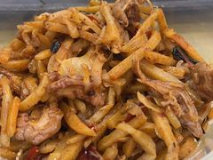 酸笋炒肥肠-红鼻子桂林米粉(金唐新光界店)