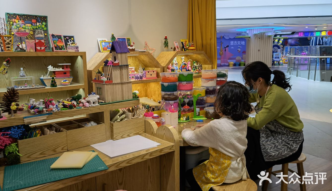 在南沙悠方竟然开了一家小孩子跟大人一起互动的店