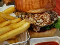 鸡排汉堡配香脆薯条-WOLFGANG PUCK KITCHEN & BAR(迪士尼小镇店)