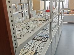 -无奔眼镜·蔡司·依视路授权店(朝阳大悦城店)